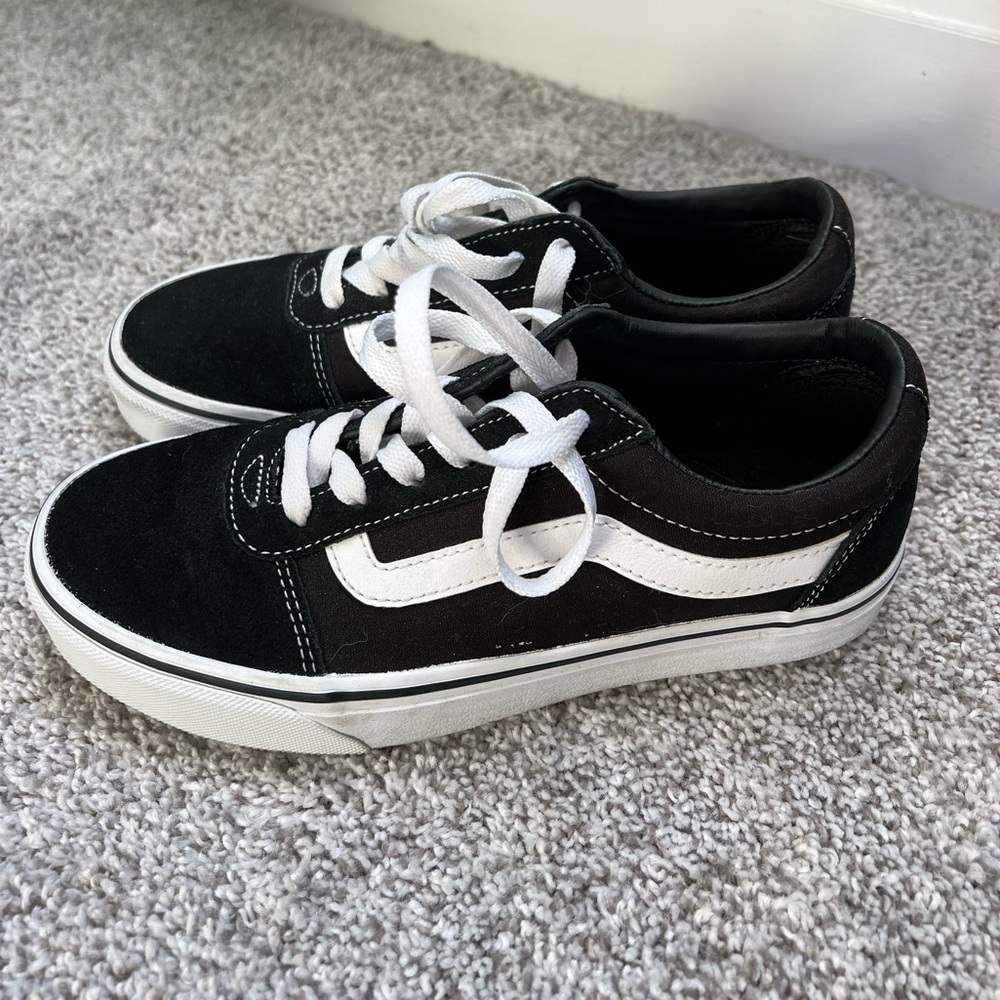 Classic old skool vans, women’s black and white